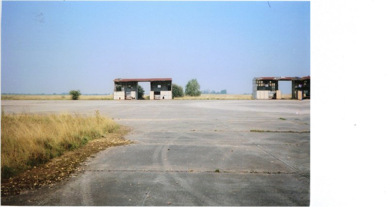 m2 P E DOCKS AT DREUX AIR BASE 1987.JPG