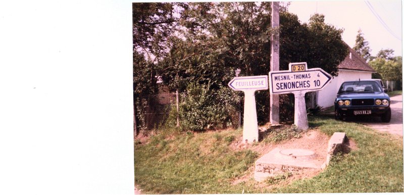 m5 ROAD SIGNS NEAR OLD DREUX AIR BASE 1987.JPG