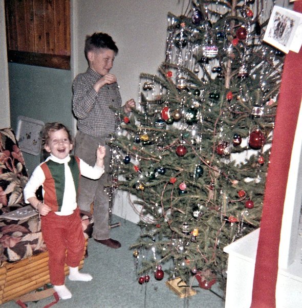 Xmas62-SD-tree.jpg - Dec 62 Decorating the tree.