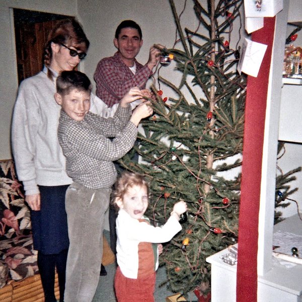 Xmas62-dec-tree.jpg - Dec 62 Decorating the Christmas tree in the trailer.