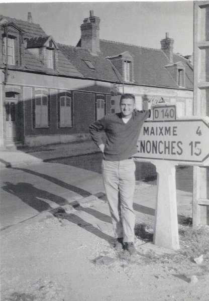 A2C Sibert Across From Susies Bar Chateauneuf 1960 .JPG