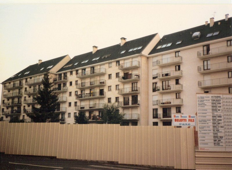 Apartments in Dreux City Aug 1987.JPG