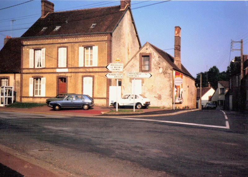 Are we going to Chateauneuf or Dreux there's a phone booth Aug 1987.JPG