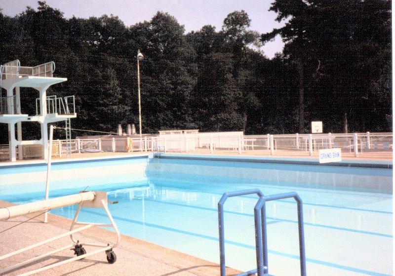 Chateauneuf swim pool 10 Ks from Dreux AB Aug 1987 .JPG