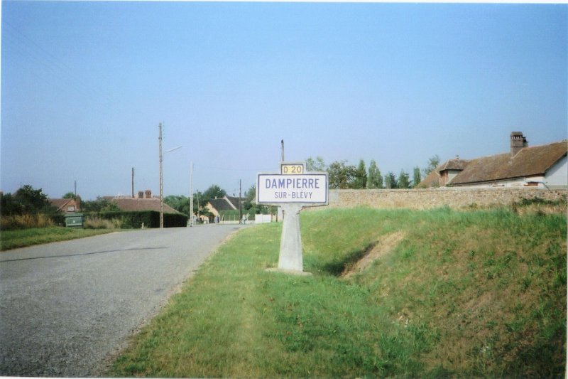 Dampierre near dreux base entrance 1987.JPG