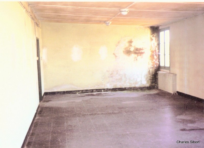 Dreux AB A2C  Siberts Bunk Spot Far Wall Near Door Aug 1987.jpg