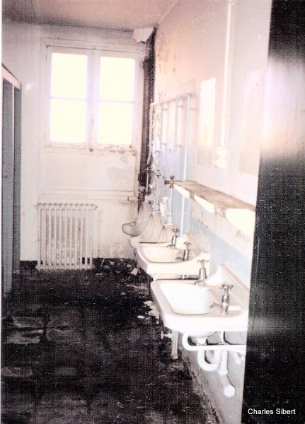 Dreux AB A2C Siberts Barracks Latrine Aug 1987.jpg