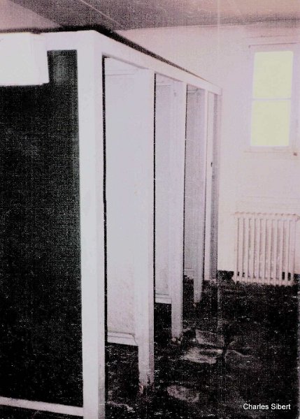 Dreux AB A2C Siberts barracks up stairs latrine stalls Aug 1987.jpg