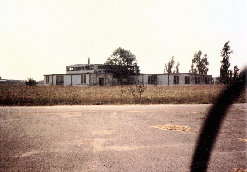 Dreux AB Main Mess Hall Aug 1987.JPG