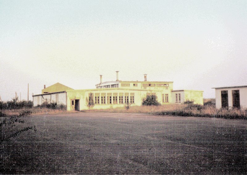 Dreux AB Mess Hall Across runway at 24 end Aug 1987.JPG