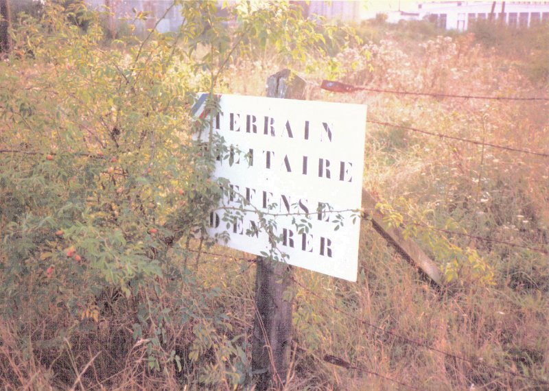 Dreux AB Perimeter fence South of 24 runway end Aug 1987.JPG