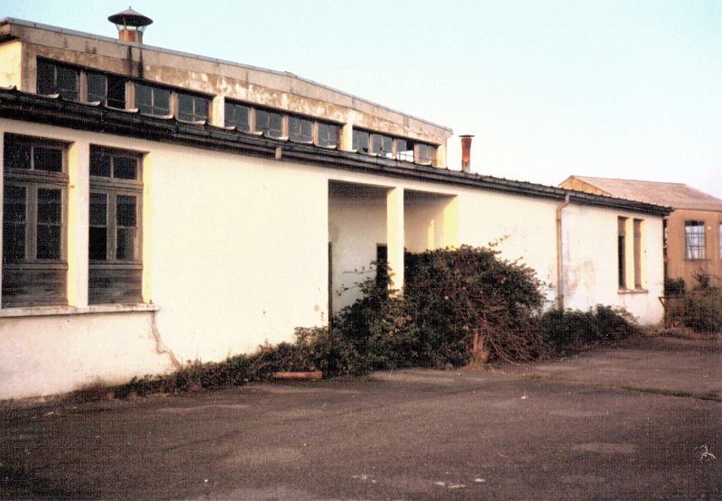 Dreux AB close up shot Mess Hall across runway at 24 end Aug 1987.JPG