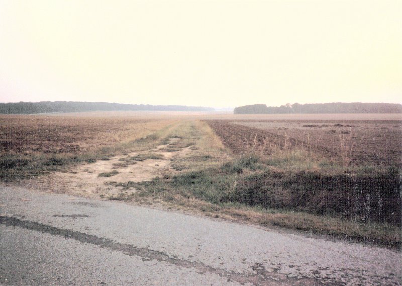 Dreux AB farm road from D11 over to main gate base road Aug 1987.JPG