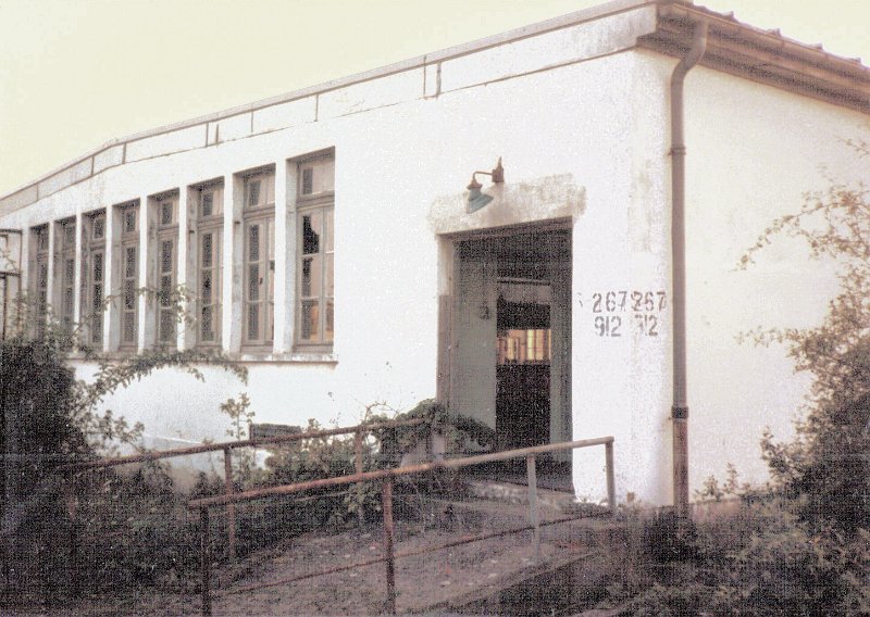 Dreux AB south side mess hall at 24 end note number change Aug 1987.JPG