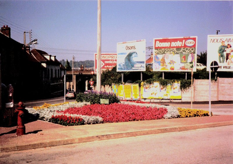 Dreux City Street Corner August 1987.JPG