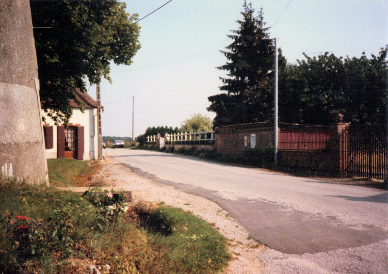 House on Left Was a Grocery in 1960 Photo Aug 1987.JPG