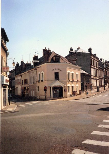 LE FORUM Restaurant Across From the Laundromat in Dreux City Aug 1987.JPG