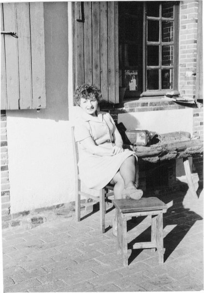 Lady and her radio Chateauneuf France 1960.JPG