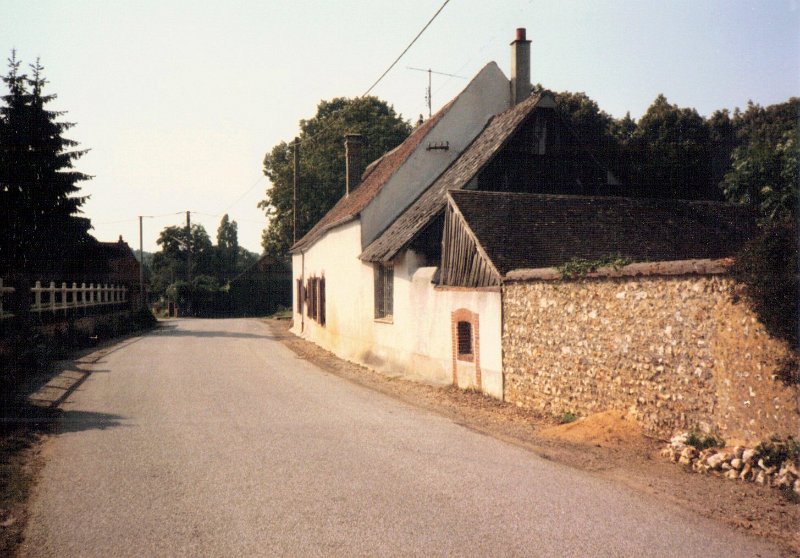 Looking South To Chateauneuf in Bigeonnette Aug 1987.JPG