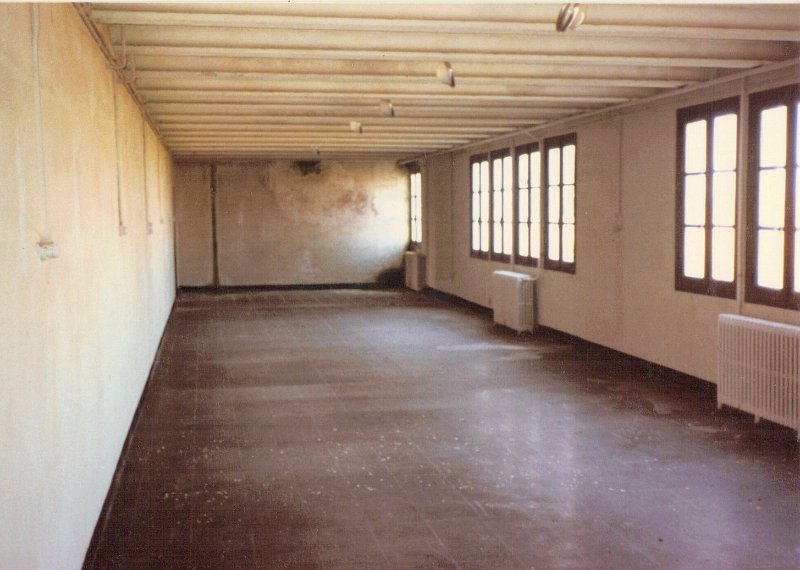 Looking West in A2C Sibert Upstairs Barracks Bay Aug 1987.JPG