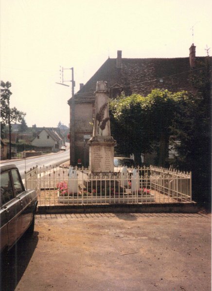 Maillebois WW I Dead Monument Aug 1987.JPG