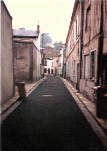 Narrow Street in Dreux City Aug 1987.JPG