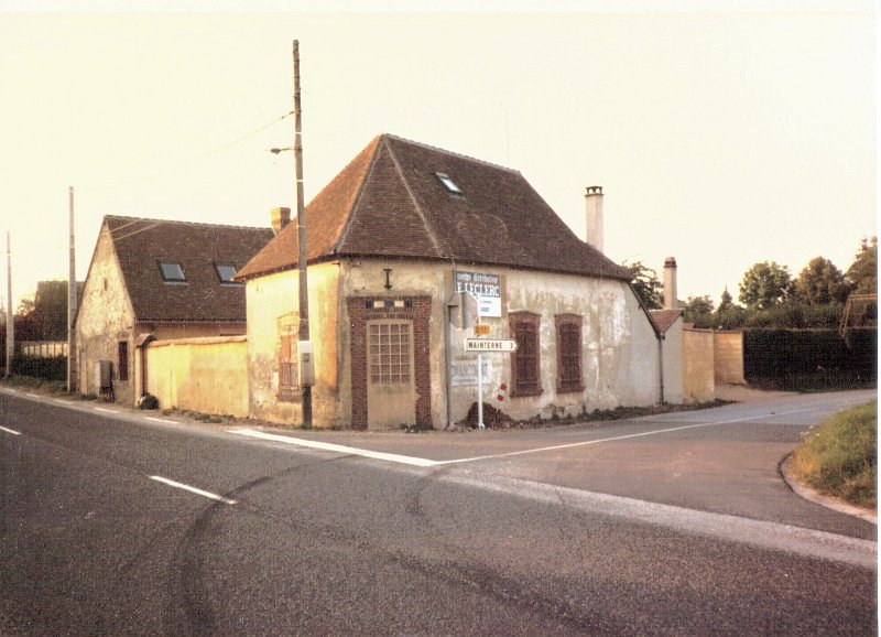 Old Julis Bar  in Chennevieres near Dreux AB Aug 1987.JPG