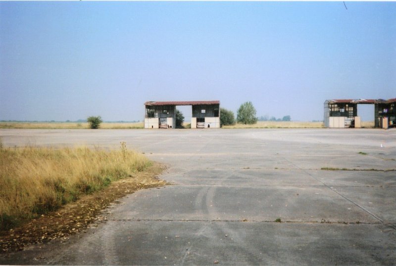 P E DOCKS AT DREUX AIR BASE 1987.jpg