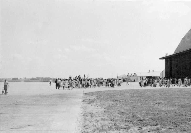 Parade crowd leaves viewing area Dreux AB June 1960.JPG