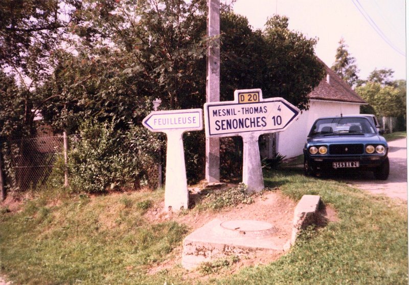 Road Signs Near Old  Dreux AB 1987.JPG