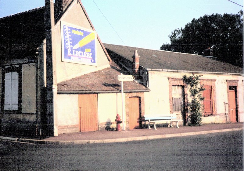 Road sign direction Pontgouin Aug 1987.JPG