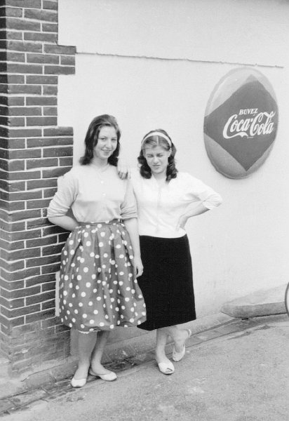 Susie's bar girls Chateauneuf 1960.JPG