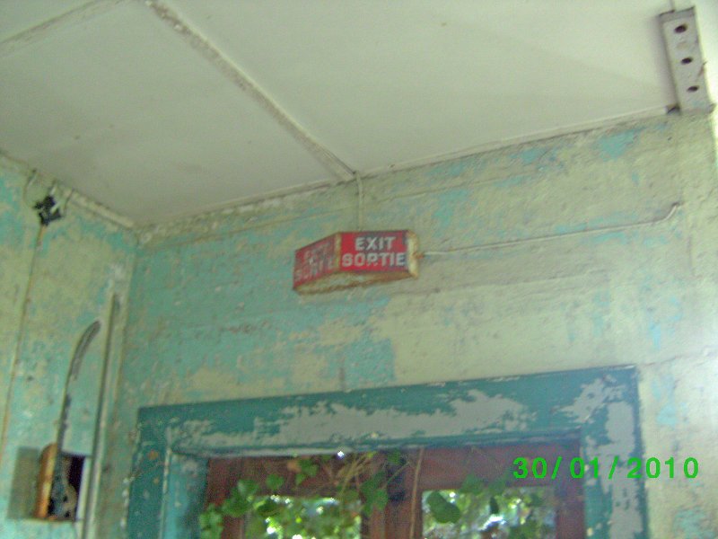 na (30).jpg - EXIT SIGN (EXIT-SORTIE) IN HIGH SCHOOL BUILDING   