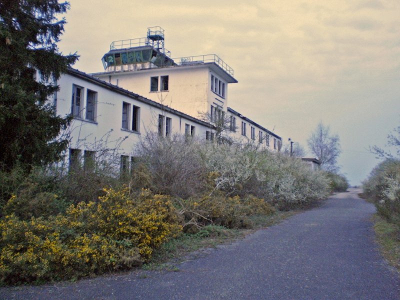 na (63).jpg - LOOKING NORTH EAST, CLOSEUP OF CONTROL TOWER 