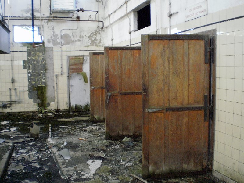 na (77).jpg - FOOD STORAGE LOCKERS IN MAIN MESS HALL 