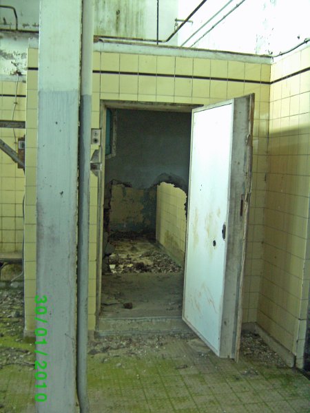 na (51).jpg - MAIN MESS HALL COLD STORAGE LOCKER 