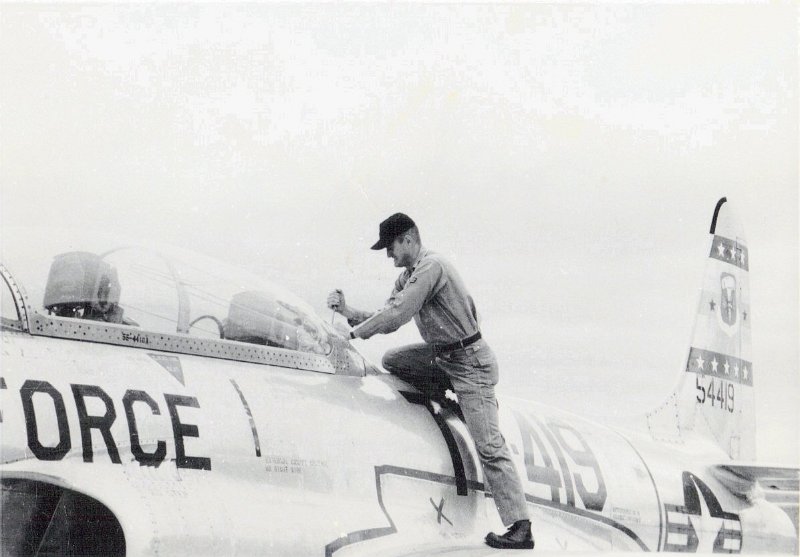 A2C Sibert Refueling T33 Jet Dreux AB July 1960.JPG