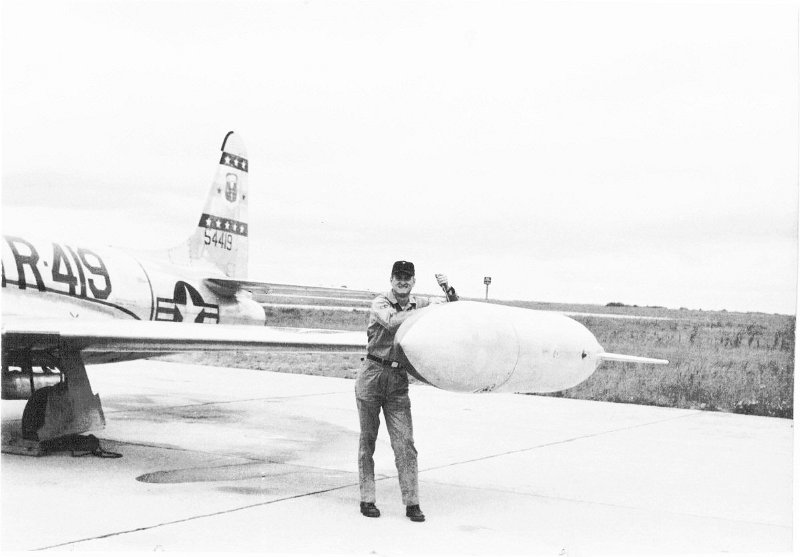 A2C Sibert refueling T33 jet Dreux AB 1960.JPG