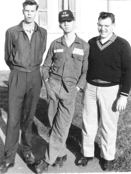 A3C Ken Priddy on left and 2 Airmen Dreux AB 1960.jpg