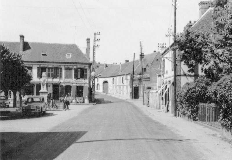 Auberge de Maillebois on left 1960.JPG